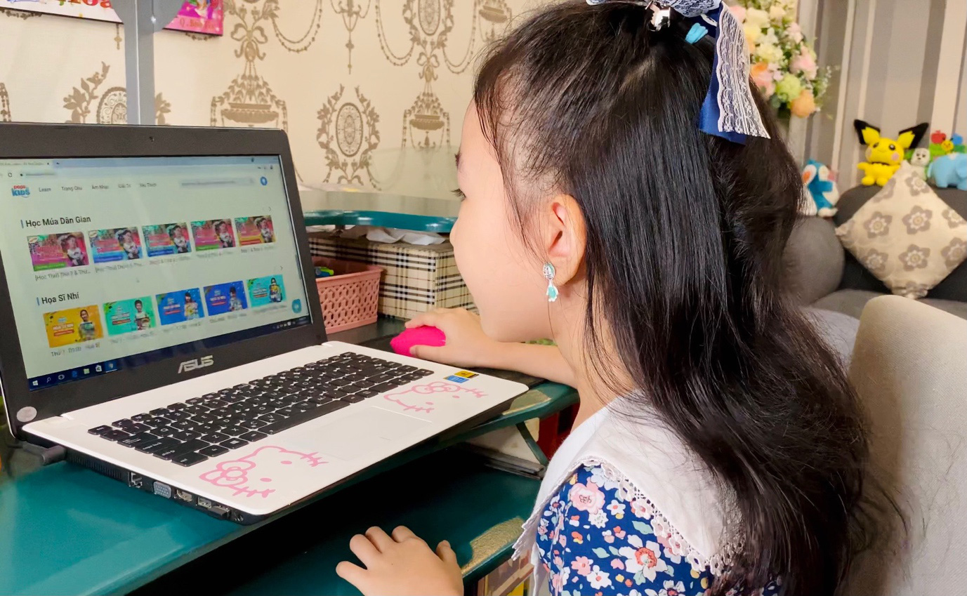 Thực trạng đáng lo ngại của bố mẹ đối với việc học online của trẻ - Ảnh 2.