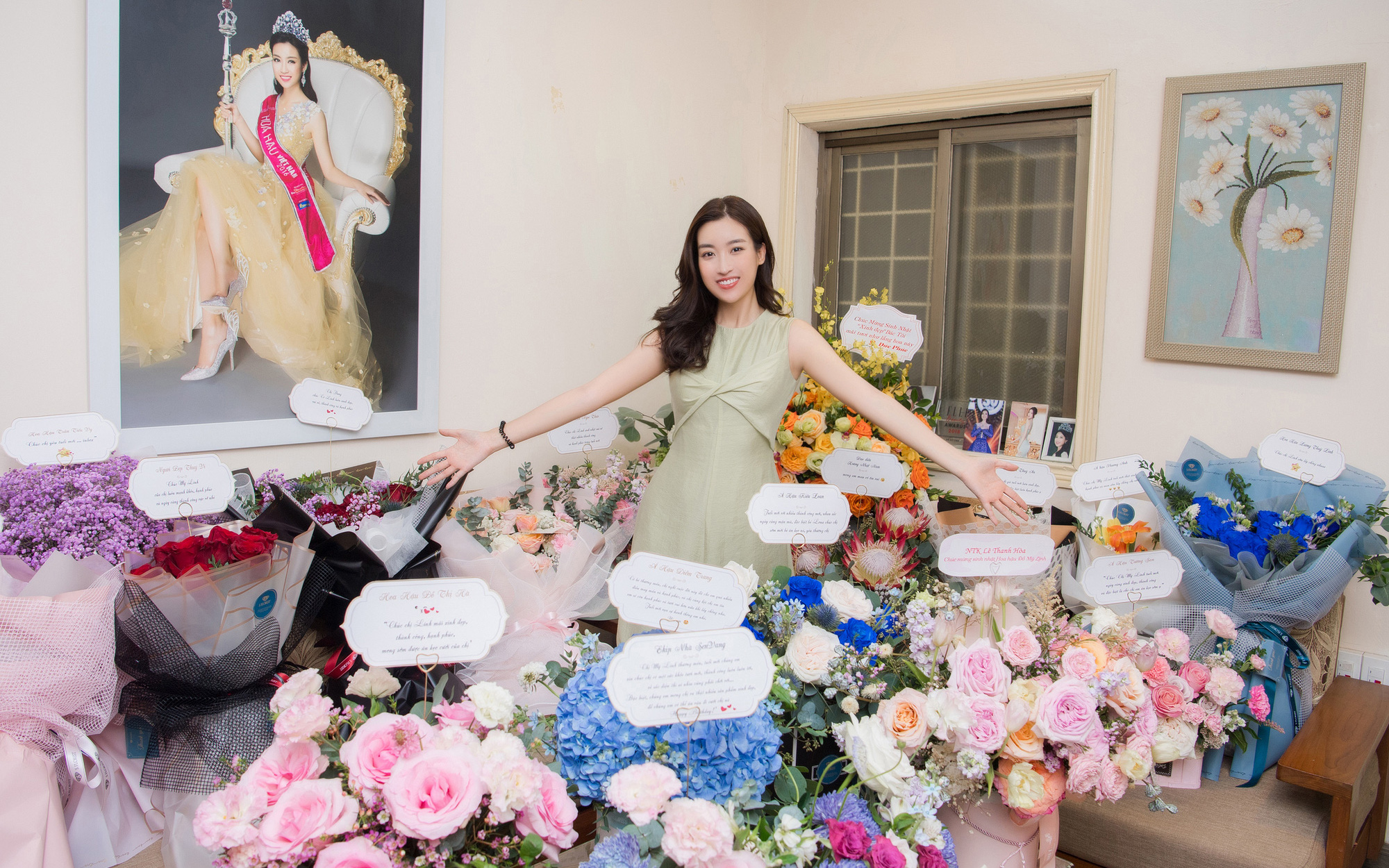 Hoa hậu Đỗ Mỹ Linh đón sinh nhật đặc biệt tuổi 25 với siêu xe chở đầy hoa