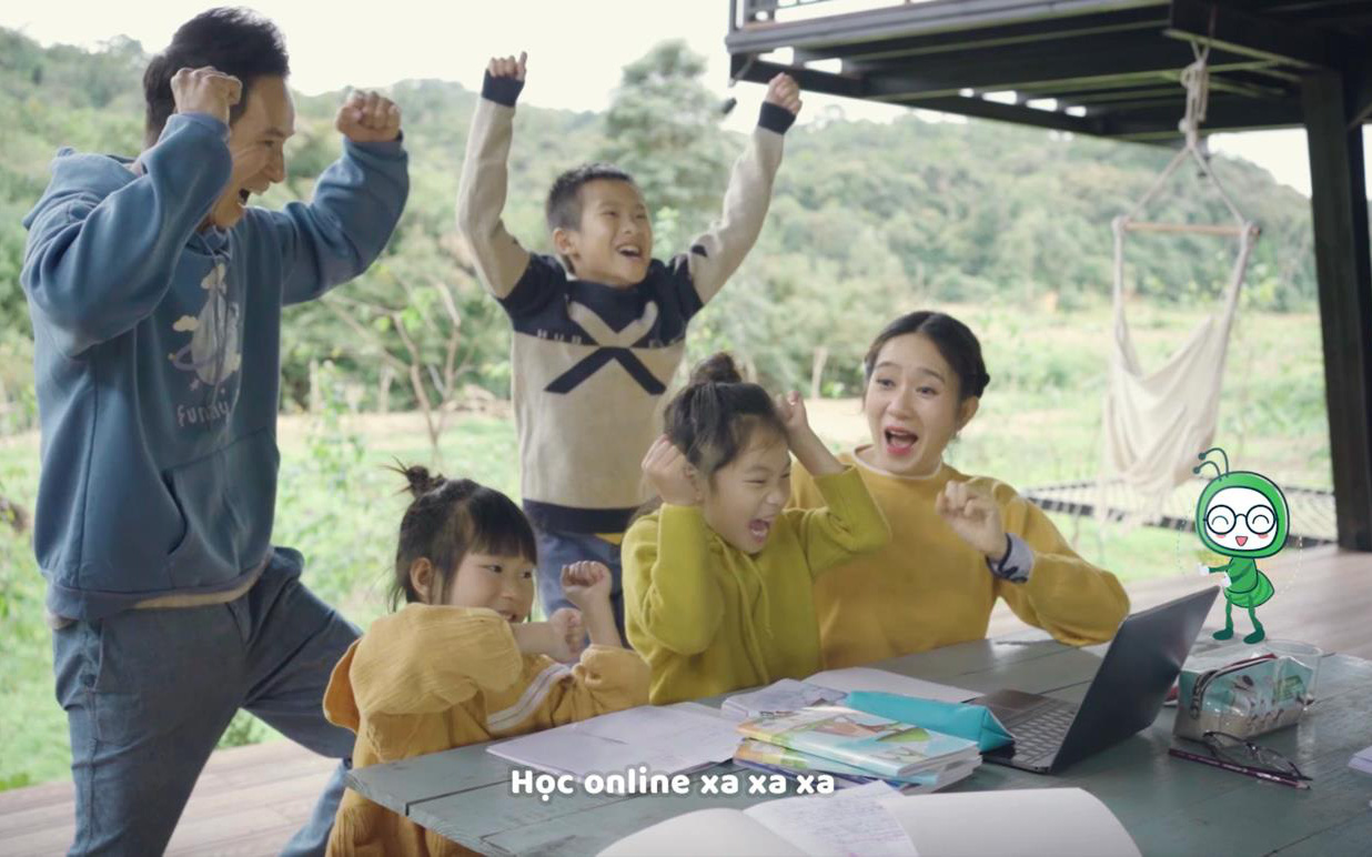 Lý Hải Minh Hà và các con tự làm MV hài hước về học online