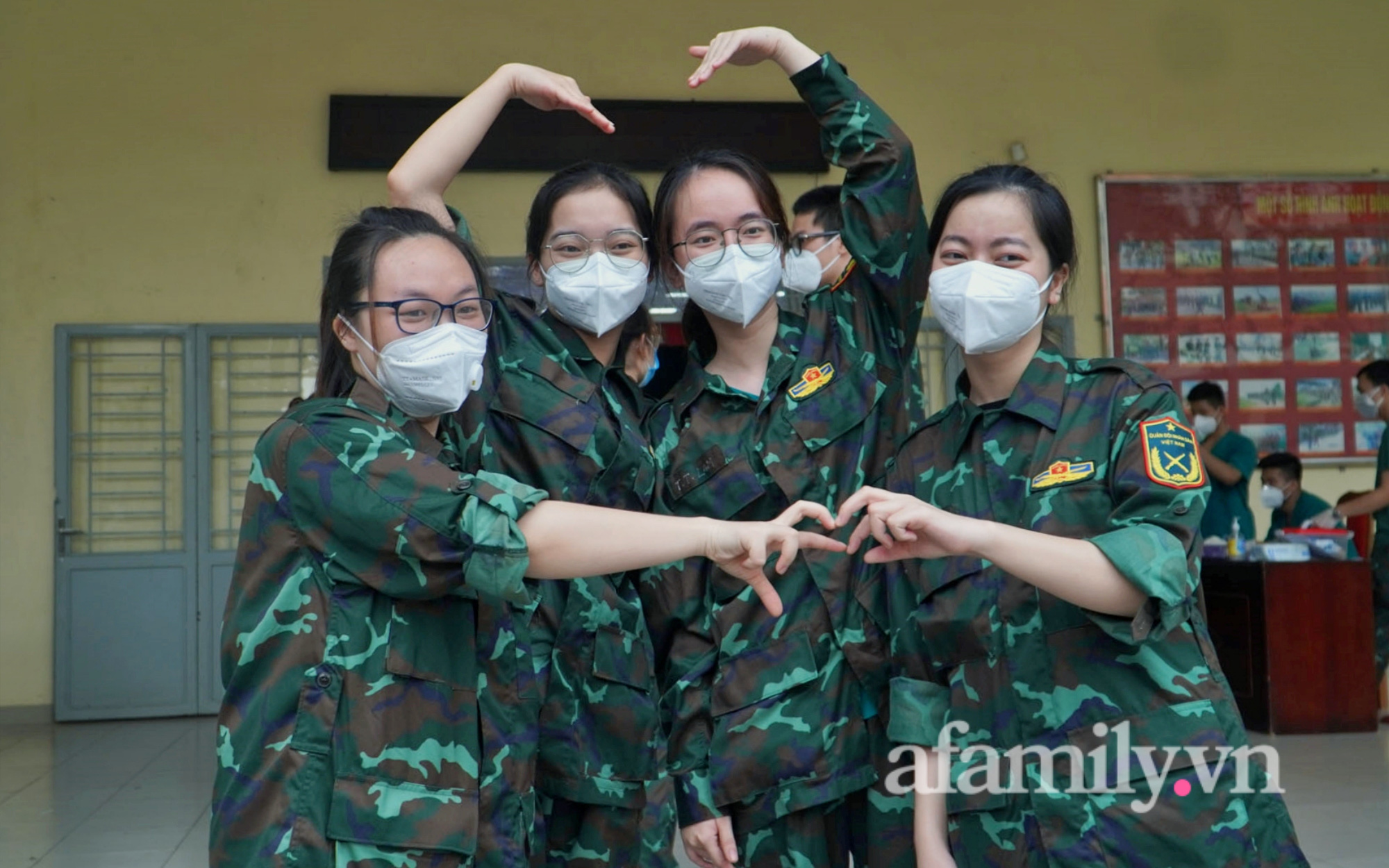 Những người lính trẻ hai màu áo bịn rịn nói lời chào tạm biệt Sài Gòn: Hơn 1 tháng với những trải nghiệm không thể quên và món quà chia tay đặc biệt