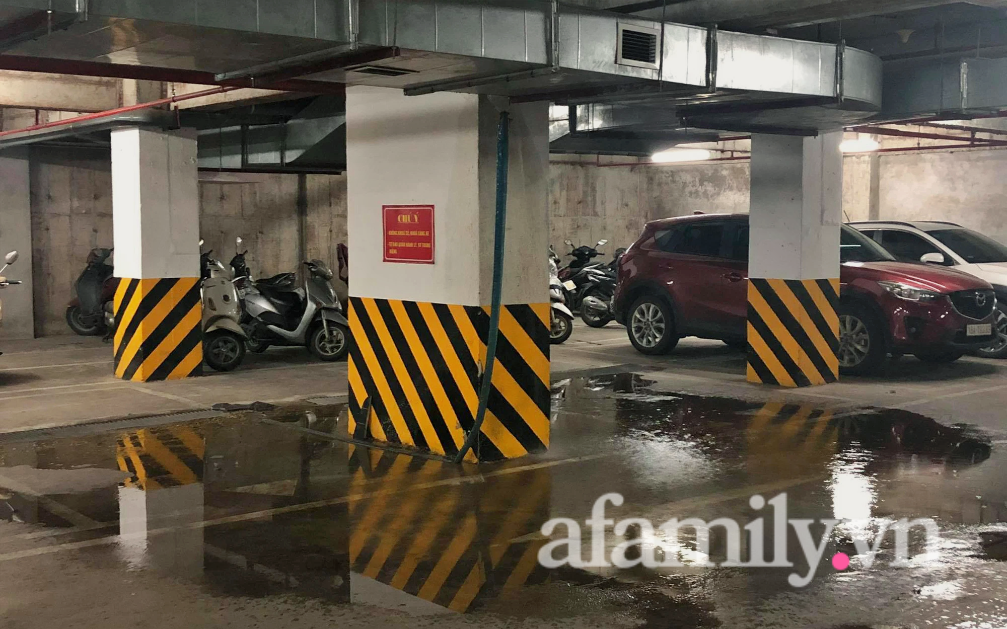 Hà Nội: Kinh hoàng cảnh nước bẩn như nước bể phốt lênh láng hầm để xe chung cư, dân tố Phó Ban quản trị vô trách nhiệm