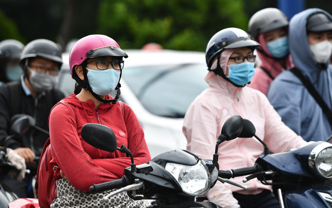 "Thu qua, Đông đến" chỉ trong một buổi sáng, Hà Nội chuyển rét đột ngột kèm mưa to, nhiệt độ thấp nhất 17 độ