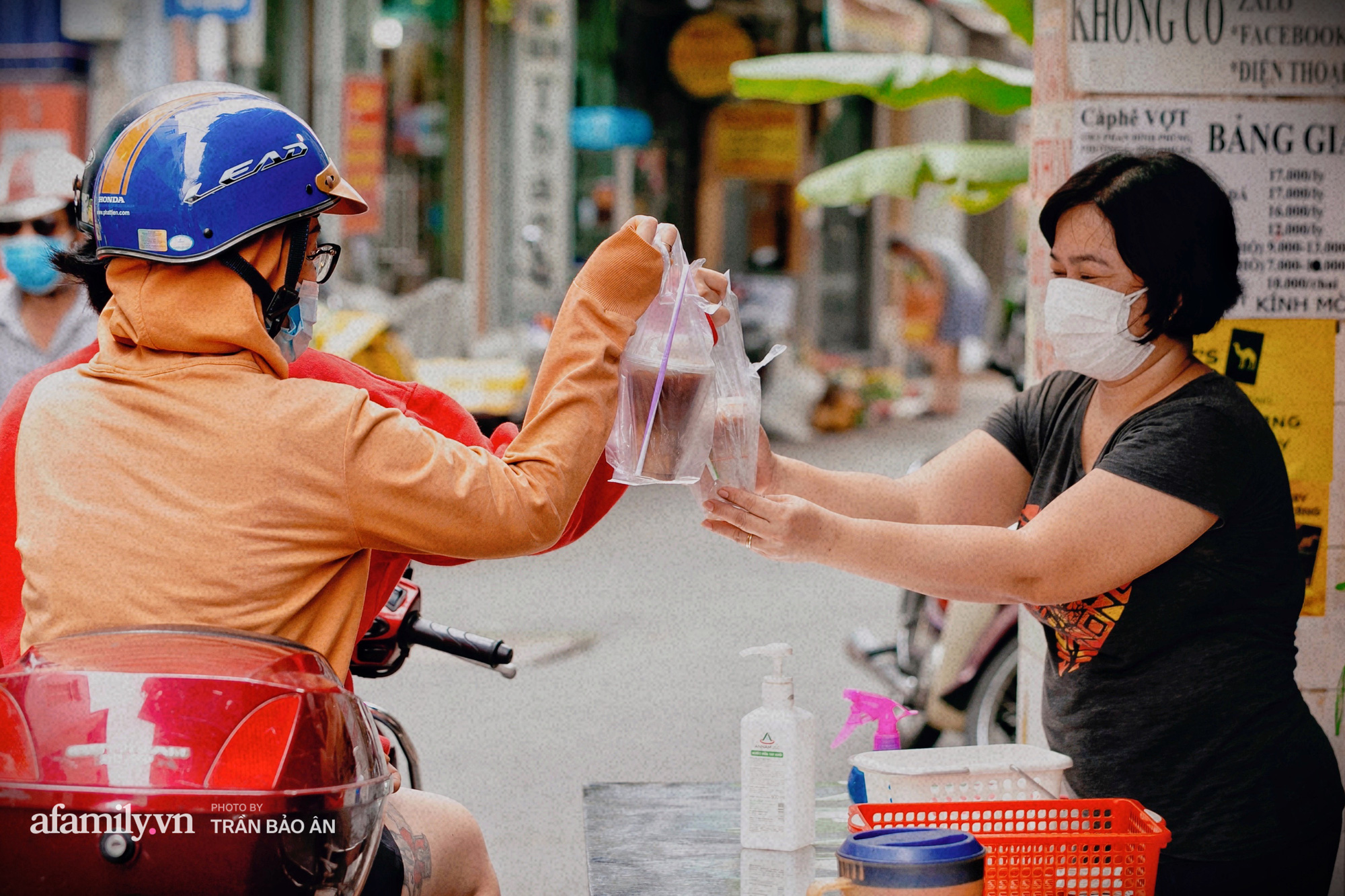 Cà phê Vợt - điểm hẹn mỗi đêm của giới trẻ ở Sài Gòn, không chỉ bán cà phê mà còn cả những kỷ niệm  - Ảnh 6.