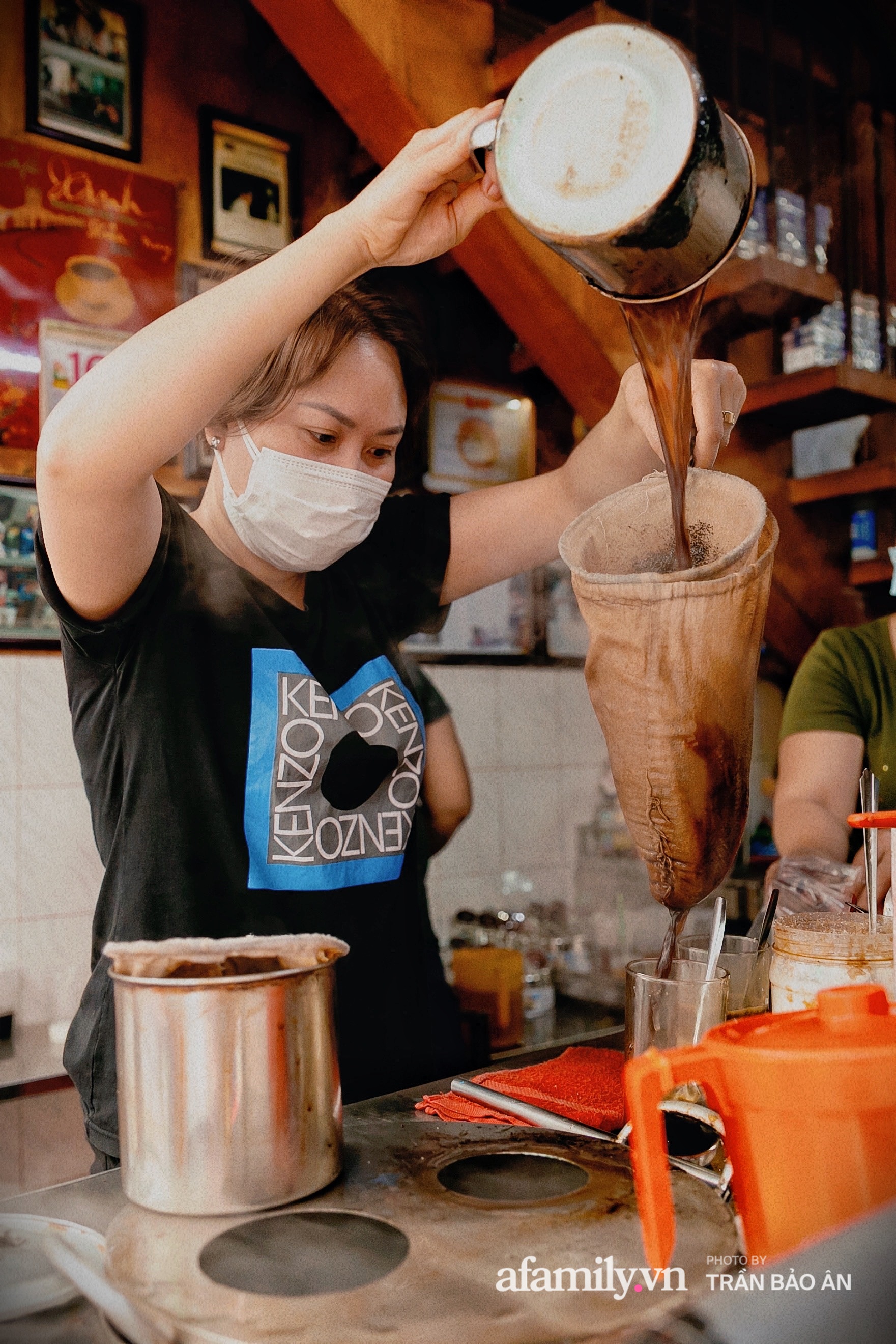 Cà phê Vợt - điểm hẹn mỗi đêm của giới trẻ ở Sài Gòn, không chỉ bán cà phê mà còn cả những kỷ niệm  - Ảnh 4.