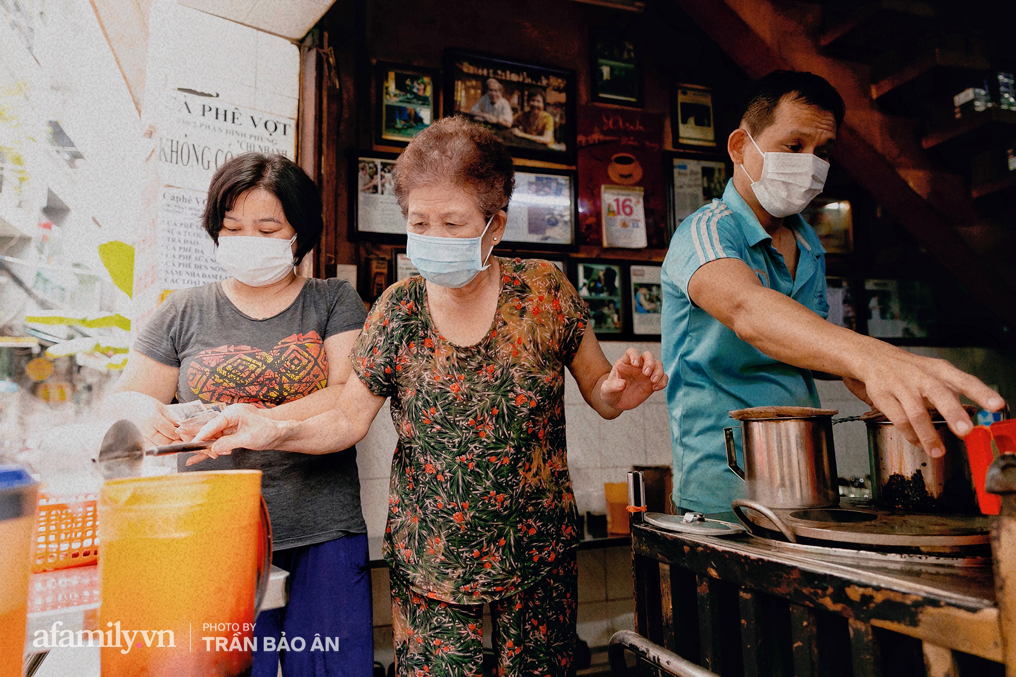 Quán cà phê Vợt nổi tiếng suốt 60 năm chưa từng nghỉ 1 ngày, ấy mà nhờ dịch mà nay mới được "thức giấc", khách Sài Gòn gặp lại mừng mừng, tủi tủi bên góc quen - Ảnh 8.