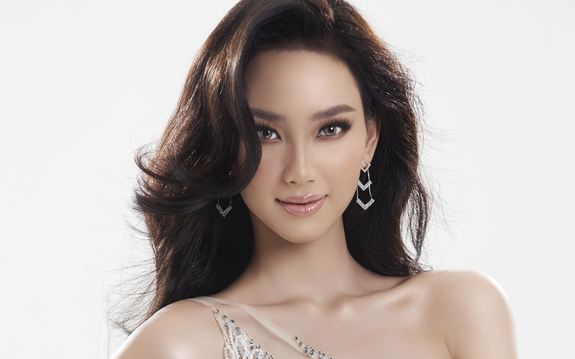 Người đẹp đại diện Việt Nam tại Miss Intercontinental 2021 bị thu giữ toàn bộ hành lý, phải mua bikini ở chợ cũ đi thi
