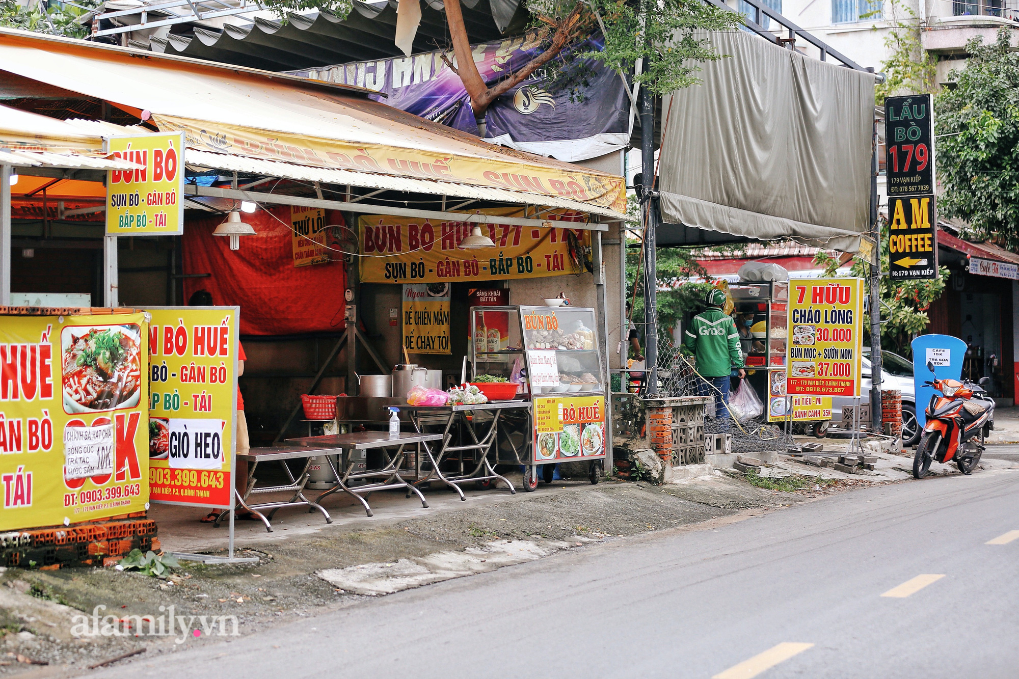 Dạo một vòng Sài Gòn ngày 25/10, dịch vụ ăn uống tại chỗ mở cửa với 6 tiêu chí mới khiến nhiều chủ quán phấn khởi  - Ảnh 7.
