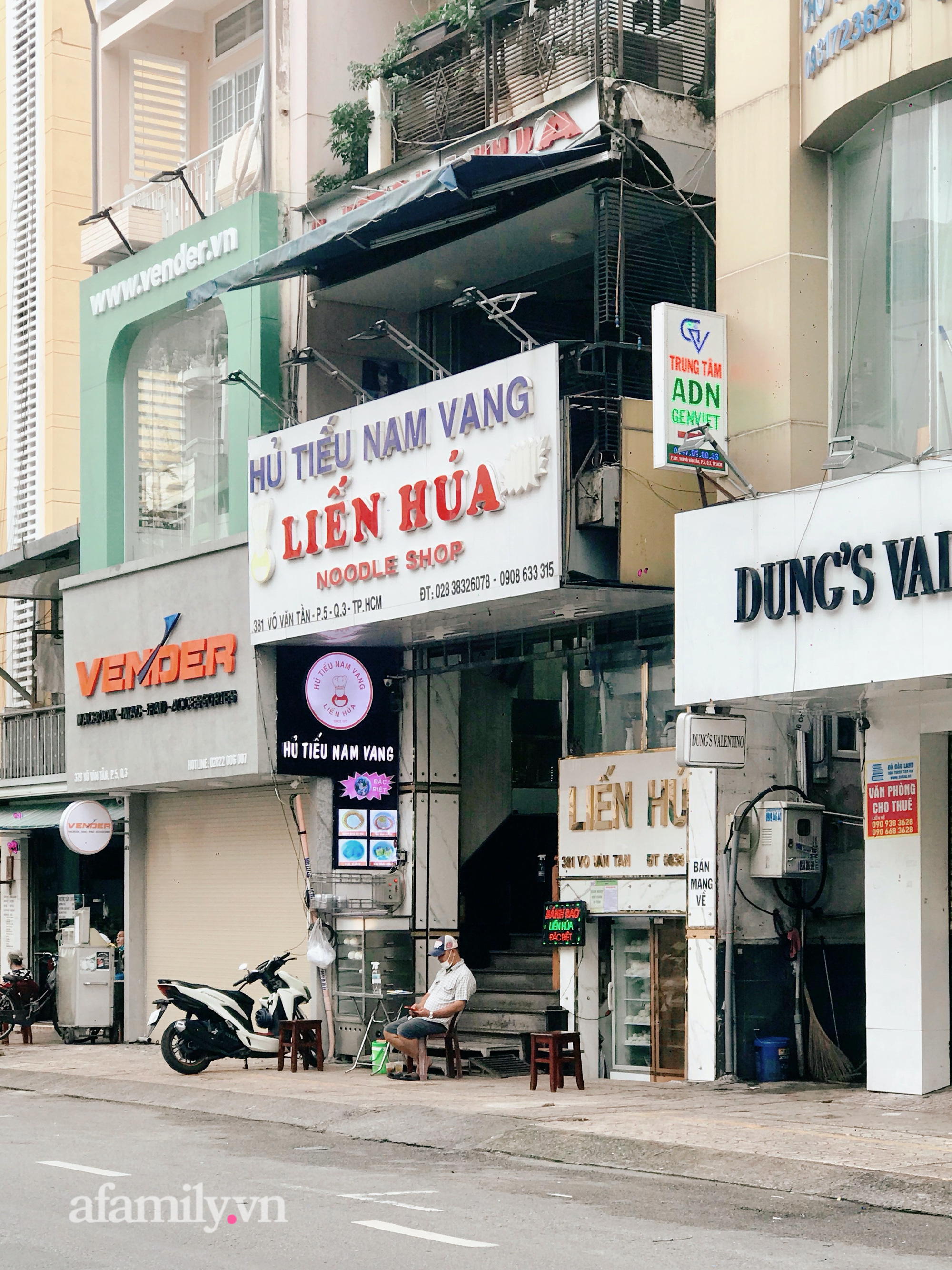 Dạo một vòng Sài Gòn ngày 25/10, dịch vụ ăn uống tại chỗ mở cửa với 6 tiêu chí mới khiến nhiều chủ quán phấn khởi  - Ảnh 5.