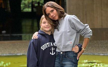 Ngoại hình phổng phao của "công chúa" Harper nhà Victoria Beckham gây chú ý khi hai mẹ con chụp hình cùng nhau