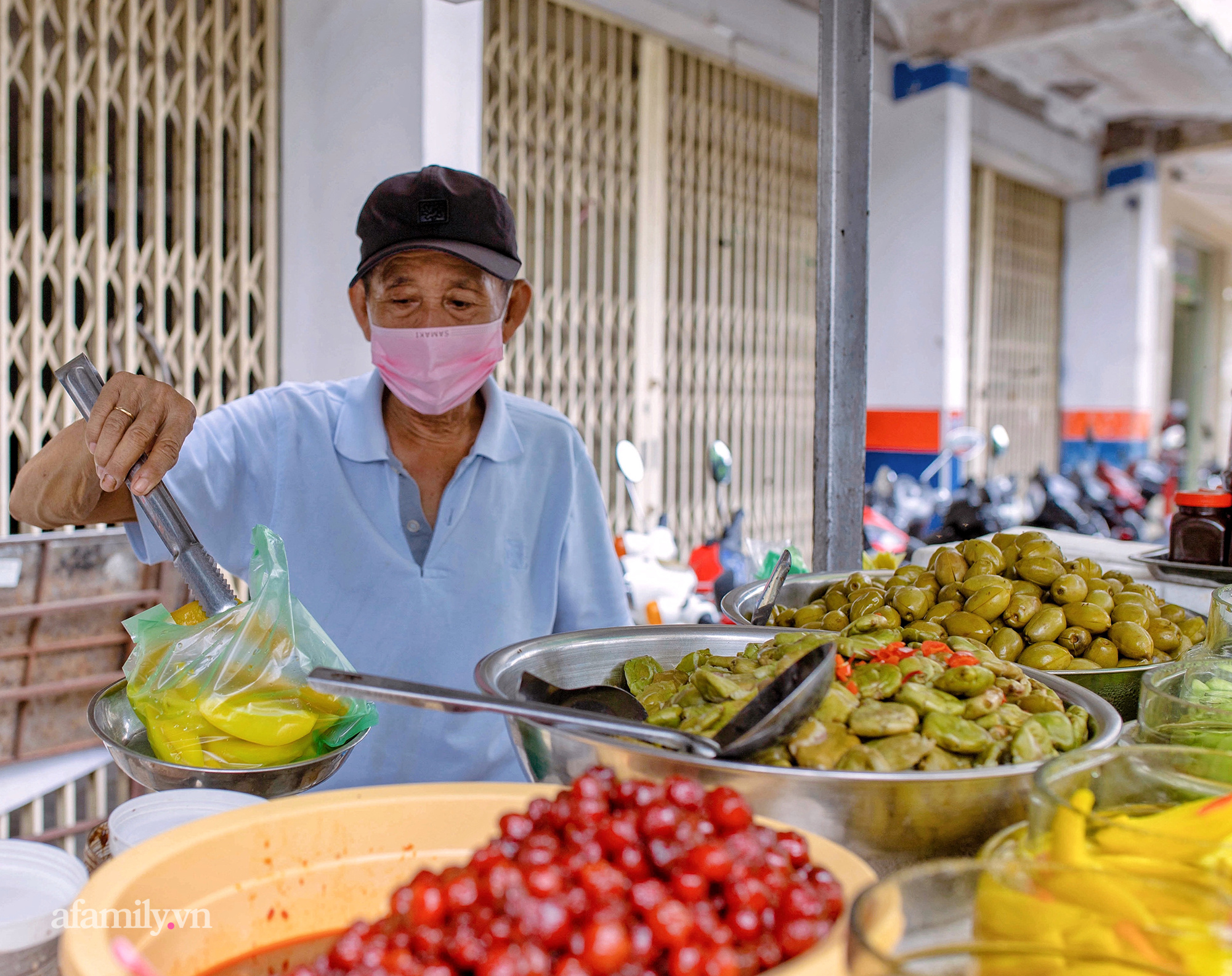 Trở lại cuộc sống "bình thường mới", nhìn cảnh người mua kẻ bán tập nập trên các con phố ở Cần Thơ mà thấy "rung rinh" - Ảnh 7.