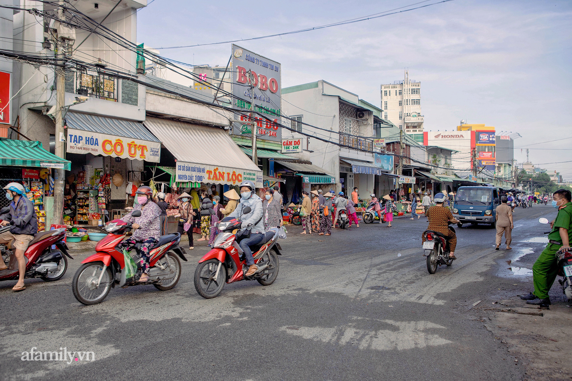 Trở lại cuộc sống "bình thường mới", nhìn cảnh người mua kẻ bán tập nập trên các con phố ở Cần Thơ mà thấy "rung rinh" - Ảnh 5.