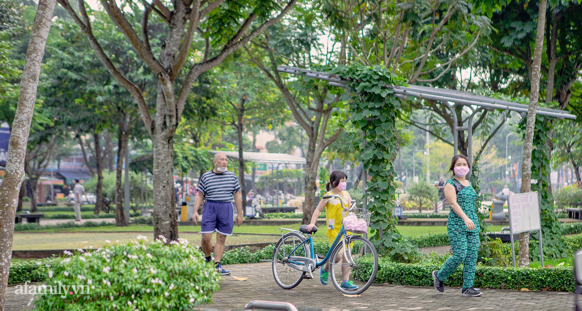 Trở lại cuộc sống "bình thường mới", nhìn cảnh người mua kẻ bán tập nập trên các con phố ở Cần Thơ mà thấy "rung rinh" - Ảnh 4.