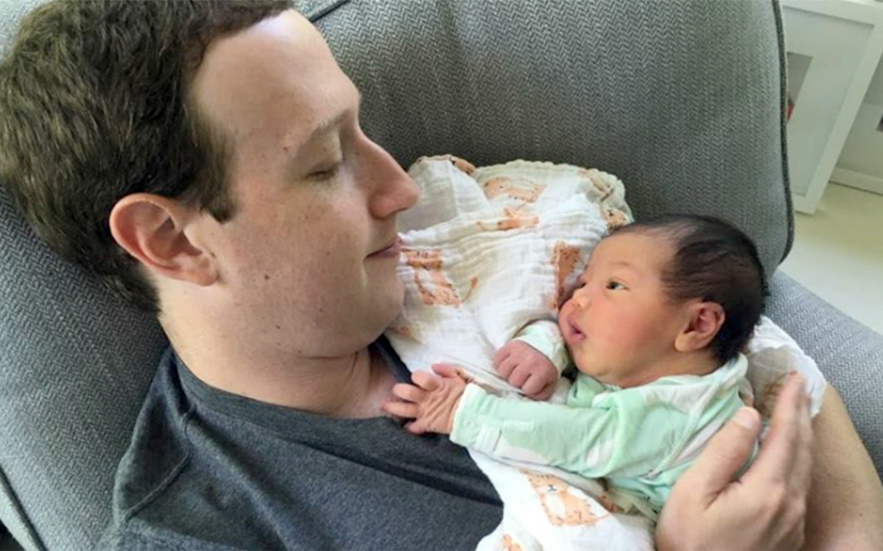 Ông bố Mark Zuckerberg lập kỷ lục về thời gian thay tã cho con, các mẹ đảm cũng gật gù nể phục