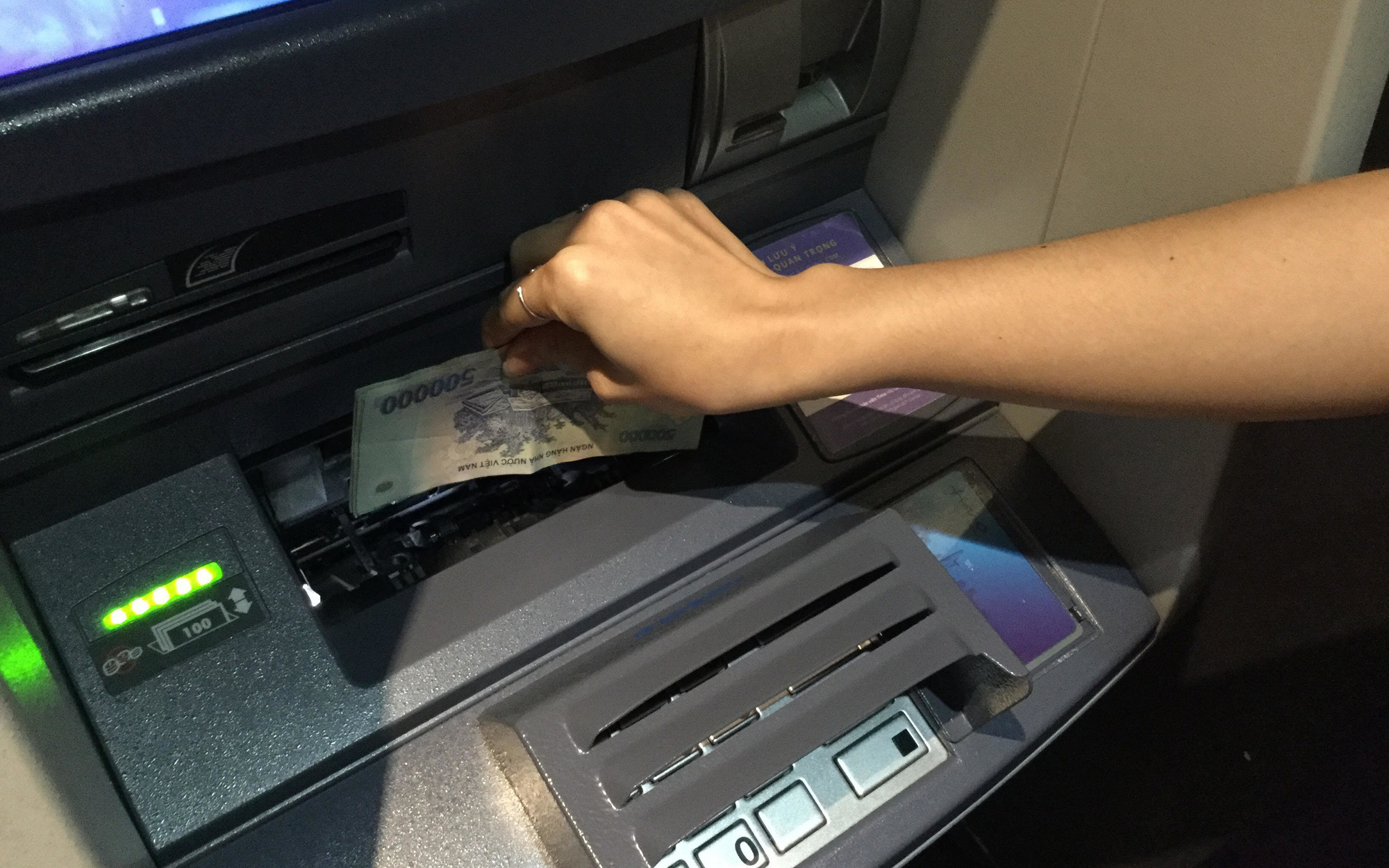 Hà Nội: Cô gái mất gần 20 triệu ở cây ATM vì vội rời đi khi giao dịch chưa hoàn thành, tá hỏa lên mạng cầu cứu