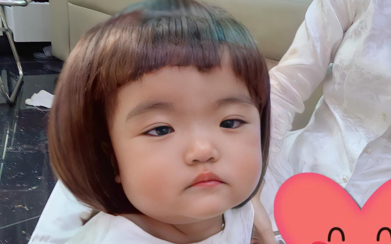 Tròn 10 tháng tuổi, con gái Mạc Văn Khoa được mẹ cho diện đồ bà ba nhưng mái tóc lại khiến netizen bật cười