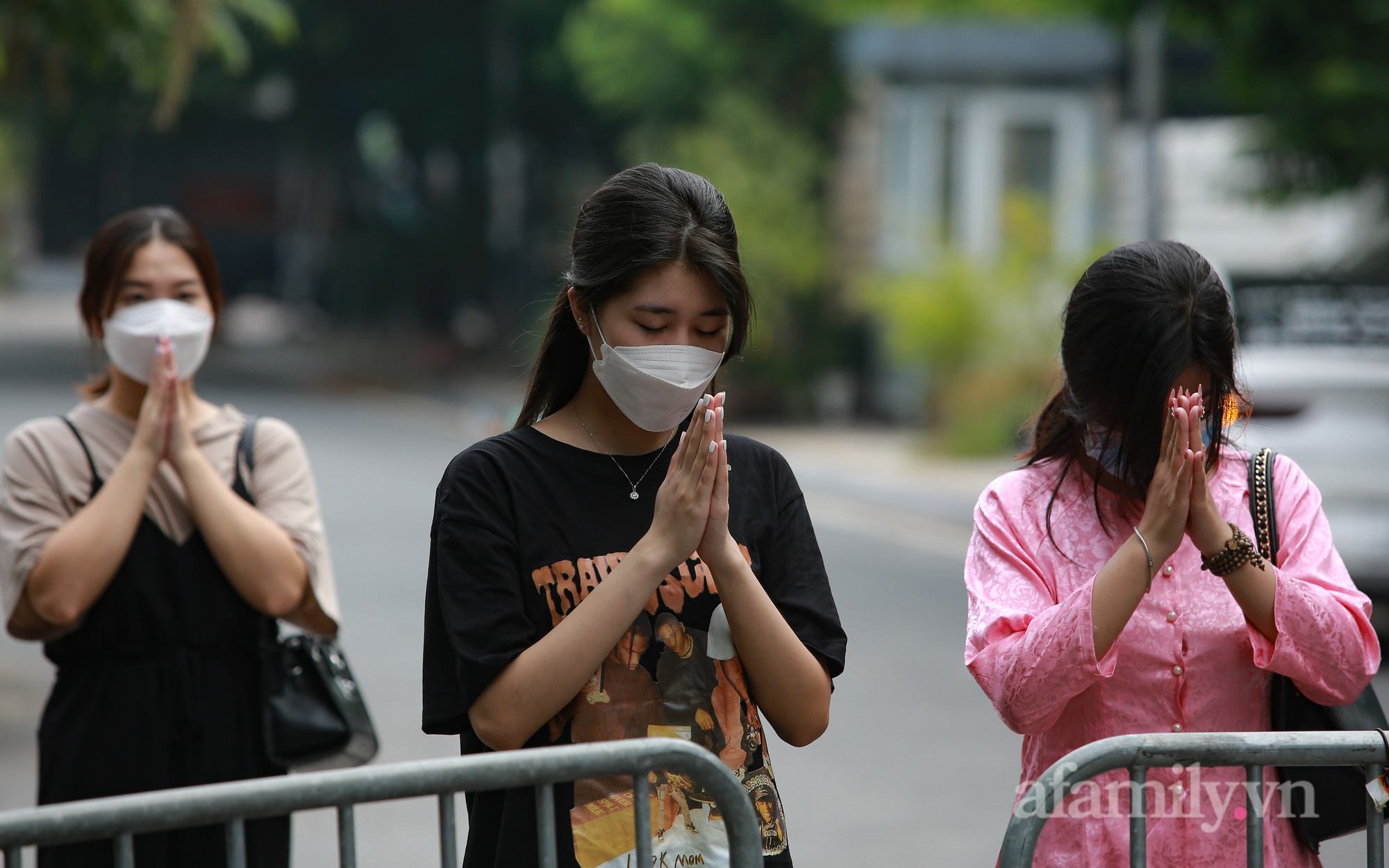 Người Hà Nội đứng từ xa vái vọng cầu bình an ở Phủ Tây Hồ