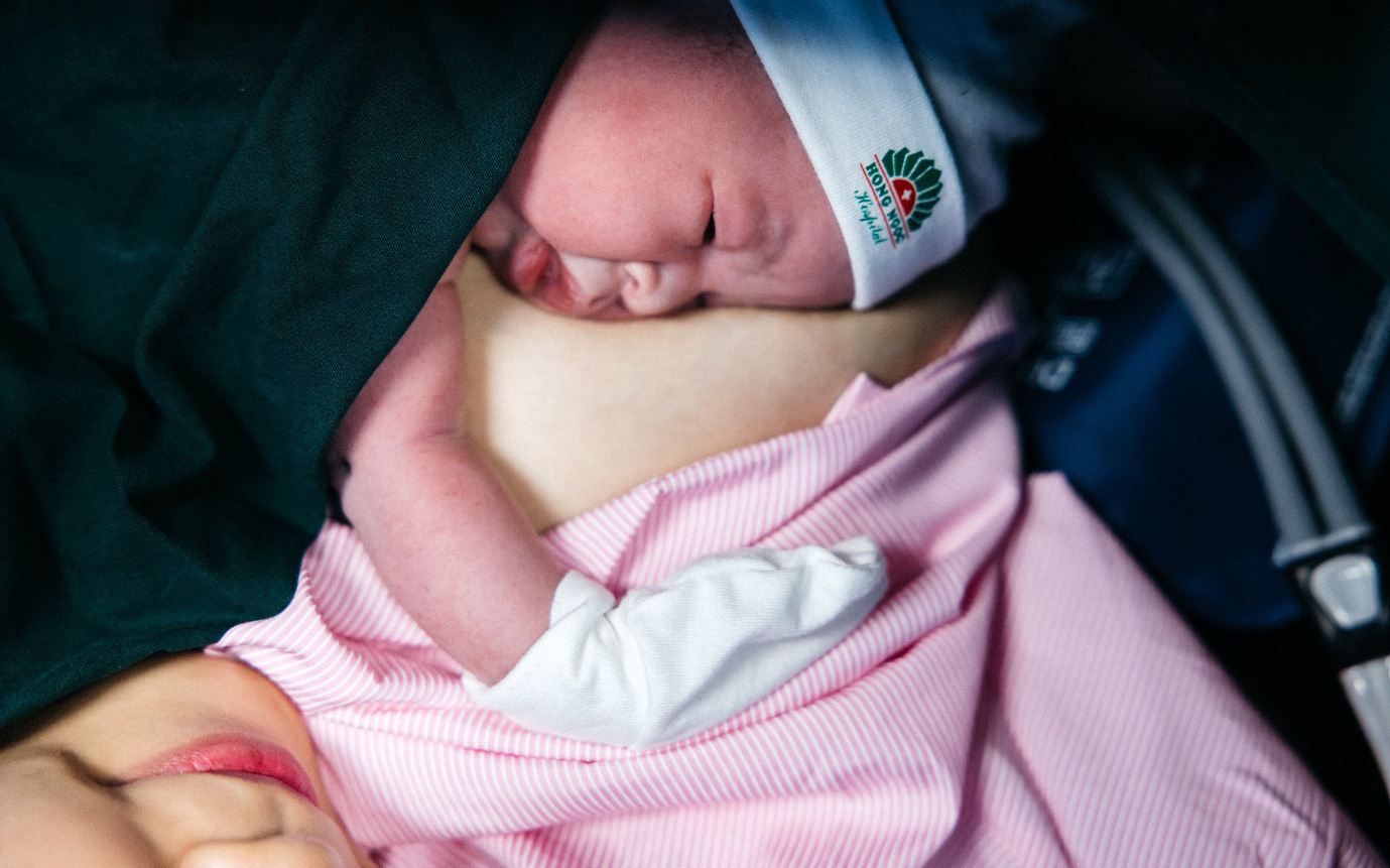 Da kề da sau sinh: Lợi ích không ngờ tới từ cái ôm đầu tiên của mẹ