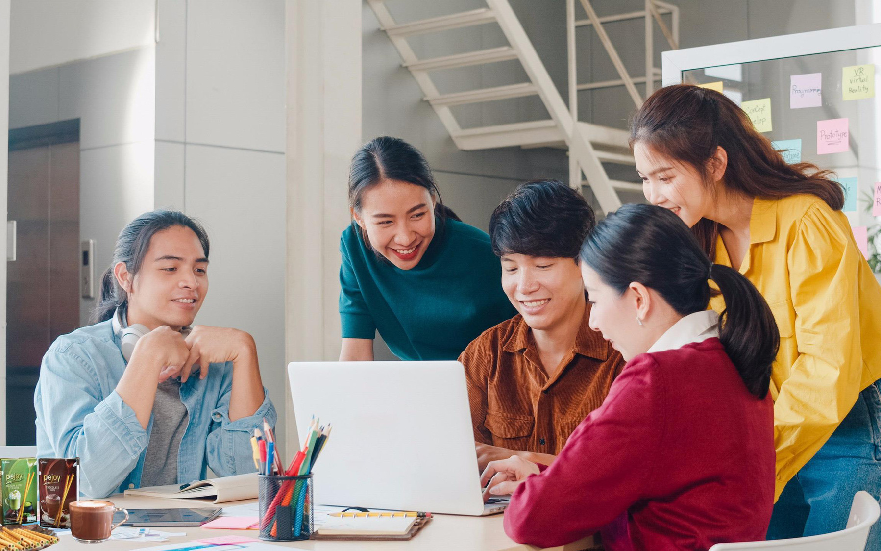Làm việc ở nhà cả tháng trời, chắc team chị em nhớ những khoảnh khắc này lắm!