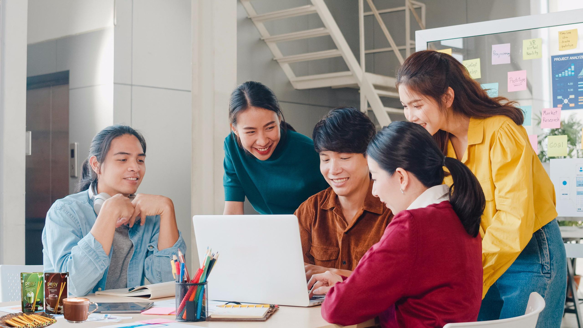 Làm việc ở nhà cả tháng trời, chắc team chị em nhớ những khoảnh khắc này lắm! - Ảnh 1.