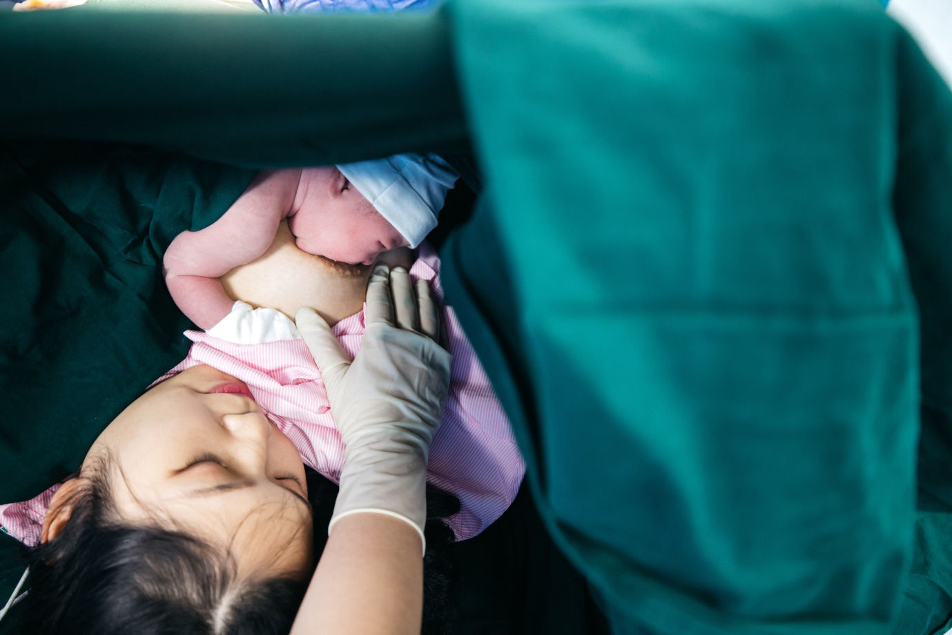 Da kề da sau sinh: Lợi ích không ngờ tới từ cái ôm đầu tiên của mẹ - Ảnh 3.