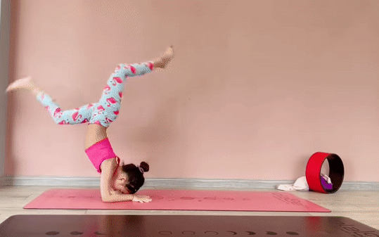 Ốc Thanh Vân khoe con gái 8 tuổi tập động tác yoga khó, cảm thấy quá may mắn vì con có đam mê điều khiển hình thể giống mình