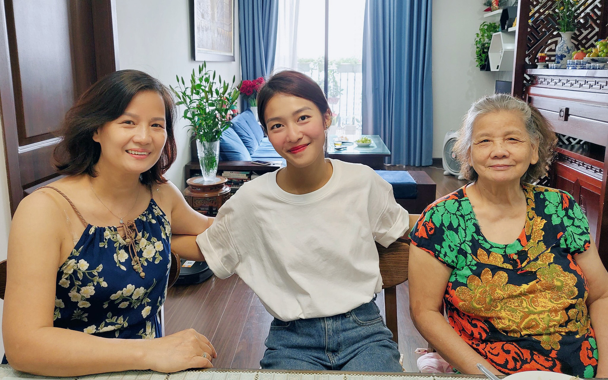 Thanh Sơn khoe ảnh Khả Ngân tới thăm nhà, chụp cùng bà và mẹ mình, dàn sao Việt ủng hộ "chốt đơn" phim giả tình thật