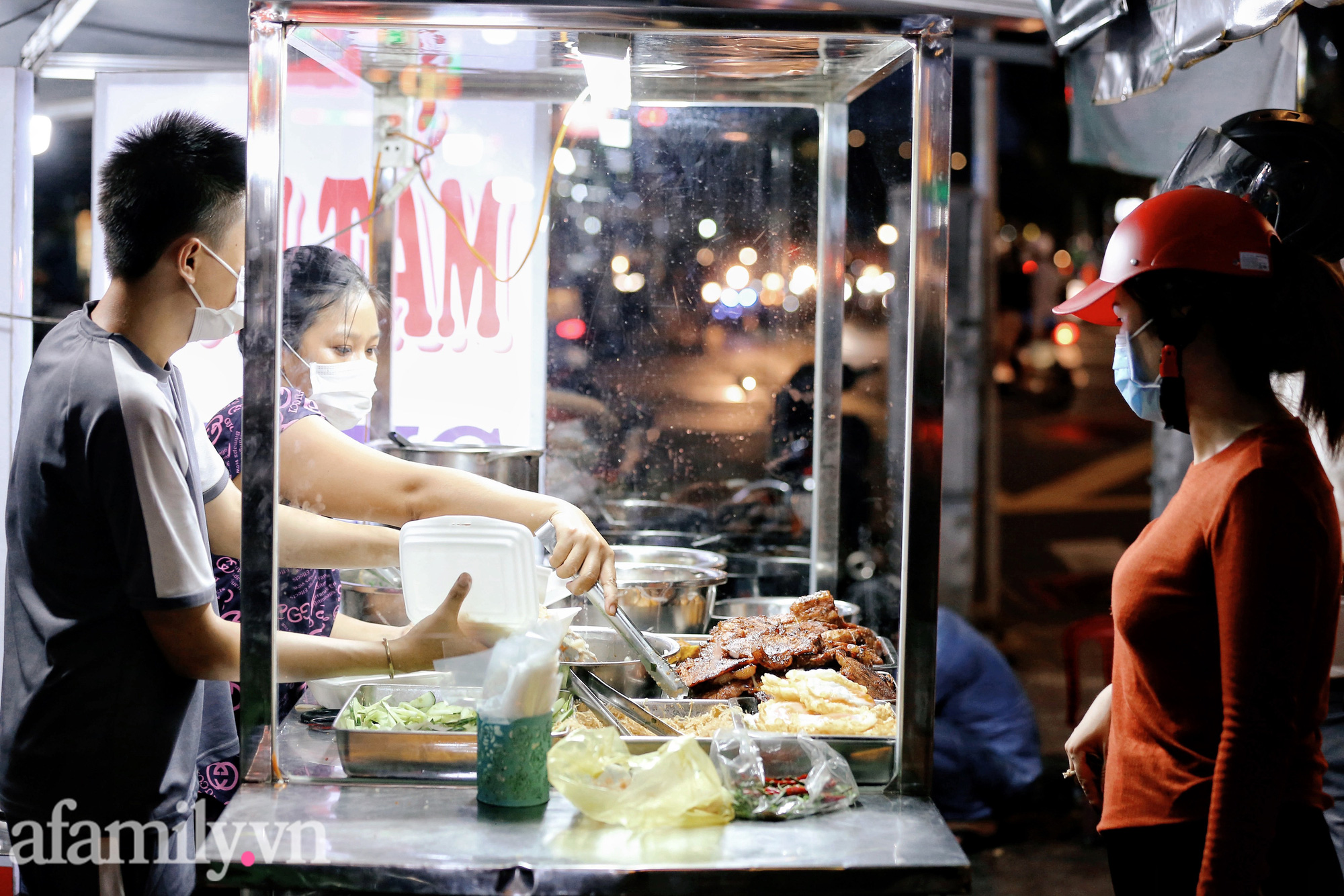 Cảnh mua người bán tấp nập trở lại ở Sài Gòn, dù chờ đồ cả tiếng nhưng cũng không có một tiếng giục hối - Ảnh 4.