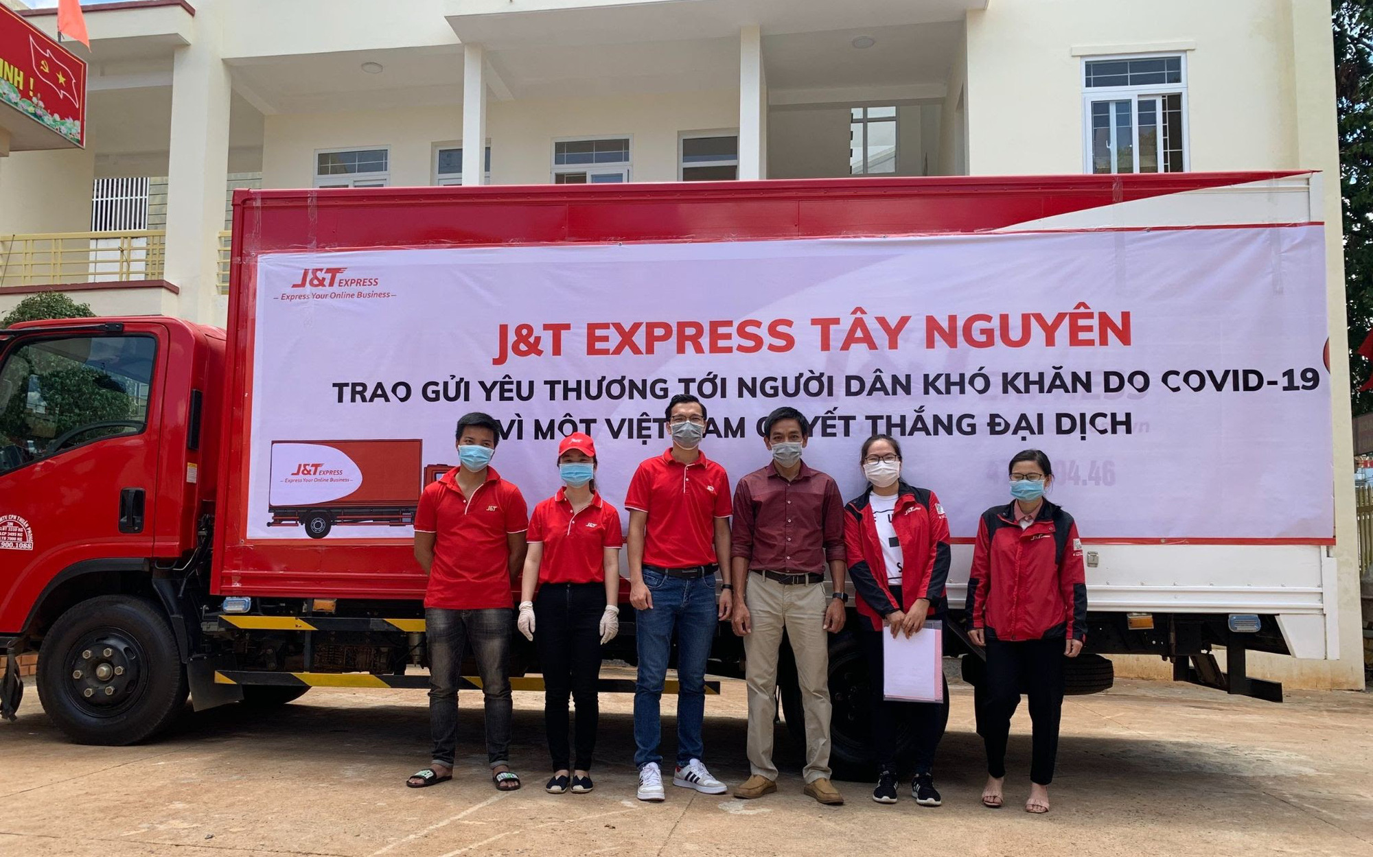 Ấm lòng nhiều người lao động chủ động nhường suất hỗ trợ Covid-19 cho người khó khăn hơn