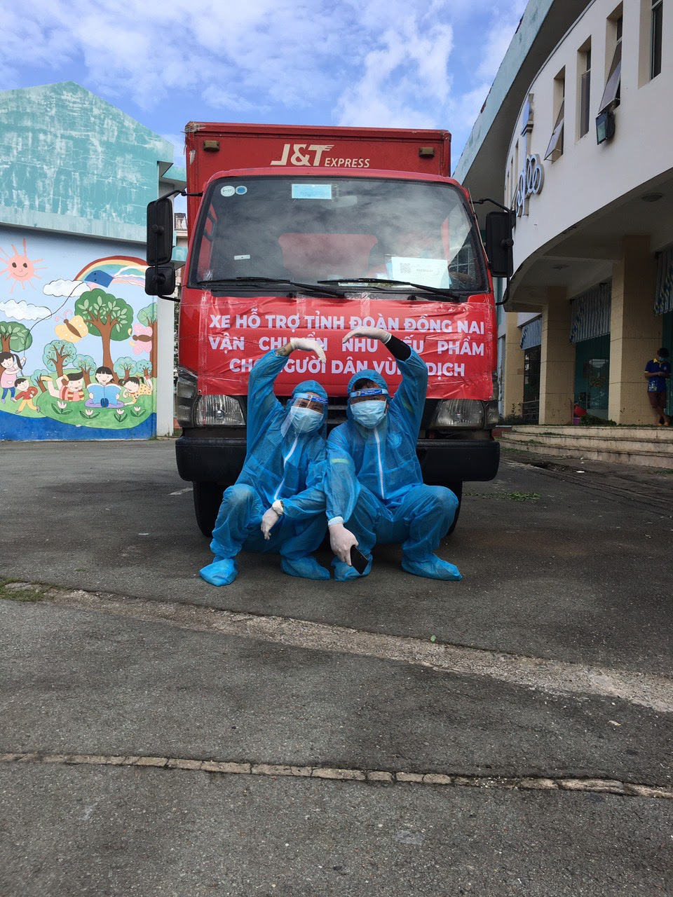 Ấm lòng nhiều người lao động chủ động nhường suất hỗ trợ Covid-19 cho người khó khăn hơn - Ảnh 2.