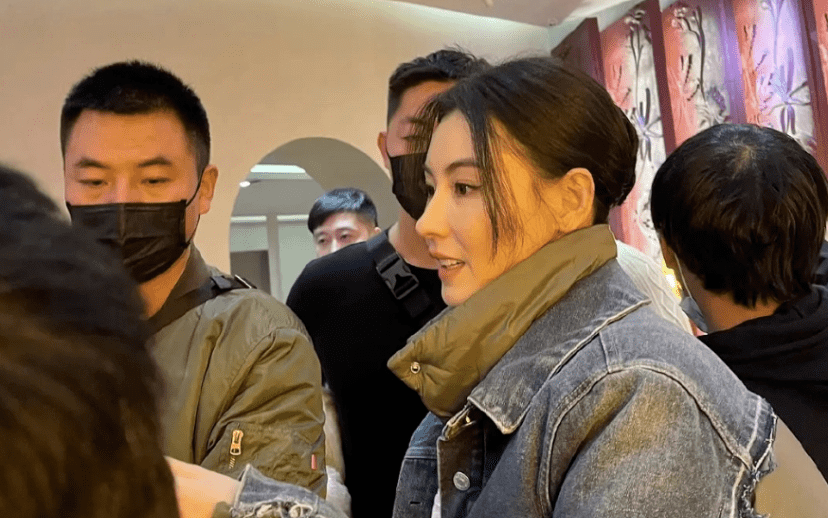 Trương Bá Chi lộ nhan sắc thật ở tuổi 41 qua ảnh chụp trộm, gương mặt ra sao mà khiến netizen ngỡ ngàng?