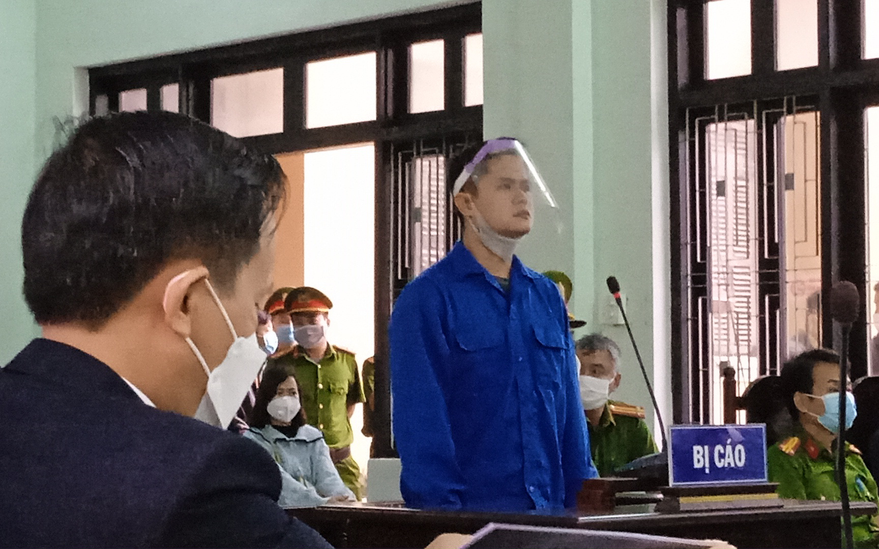 Xử phúc thẩm vụ bác sĩ bị tố hiếp dâm đồng nghiệp ở Huế: Tranh tụng gay gắt, VKS đề nghị tối thiểu 5 năm 6 tháng tù