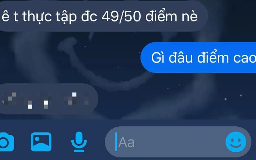 Khoe đi thực tập được 49/50 điểm, bạn bè chưa kịp ngưỡng mộ thì nữ sinh "bồi" tiếp câu sau, đọc xong cười sái cả hàm