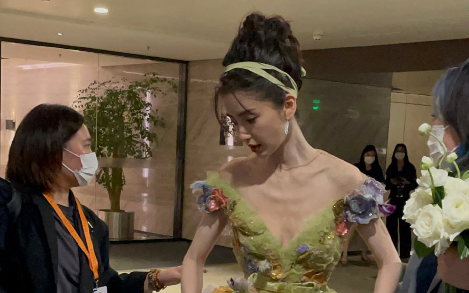 Angelababy bị "bóc trần" thân hình gầy trơ xương ngực qua hình chụp trộm khiến netizen "tá hỏa"