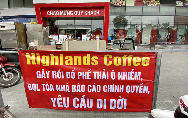 Hà Nội: Gần 100 người "đại náo" Highlands Coffee Artemis, đánh bảo vệ tòa nhà nhập viện sau khi bị tố nợ hơn 1 tỷ tiền thuê mặt bằng
