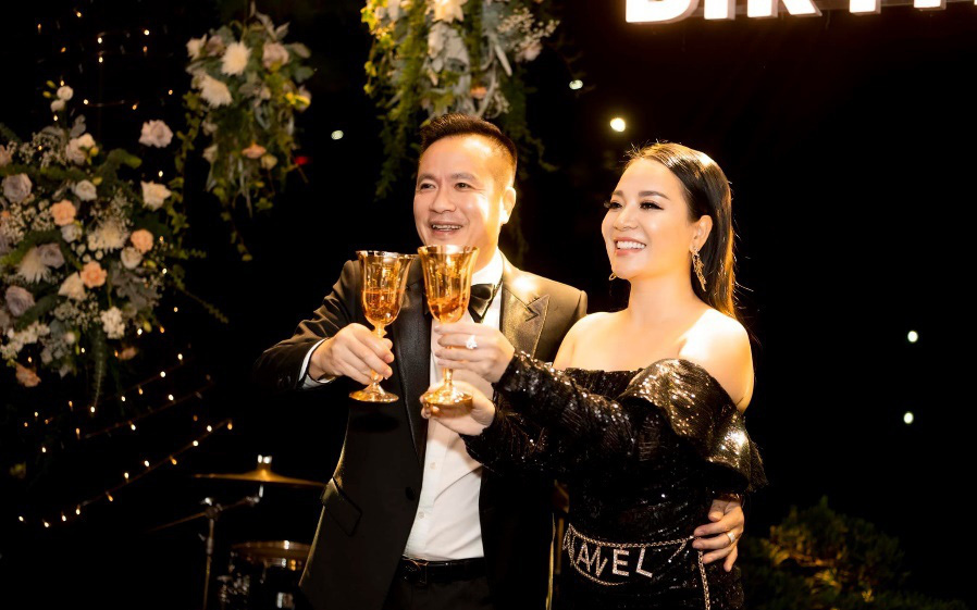 Tiệc sinh nhật sang trọng của nữ doanh nhân Hà Nội: Quà tặng là Bentley chục tỷ, khách mời toàn tên tuổi đình đám