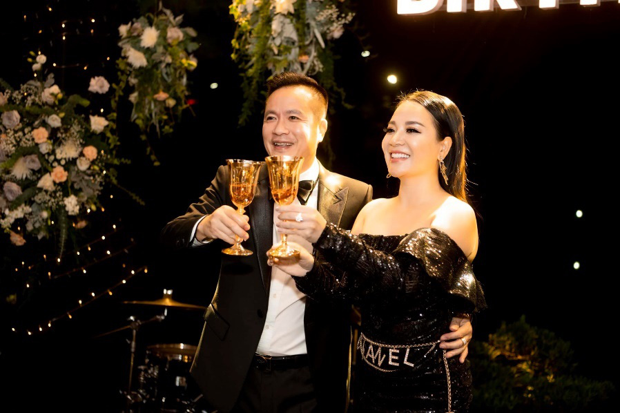 Tiệc sinh nhật sang trọng của nữ doanh nhân Hà Nội: Quà tặng là Bentley chục tỷ, khách mời toàn tên tuổi đình đám - Ảnh 1.