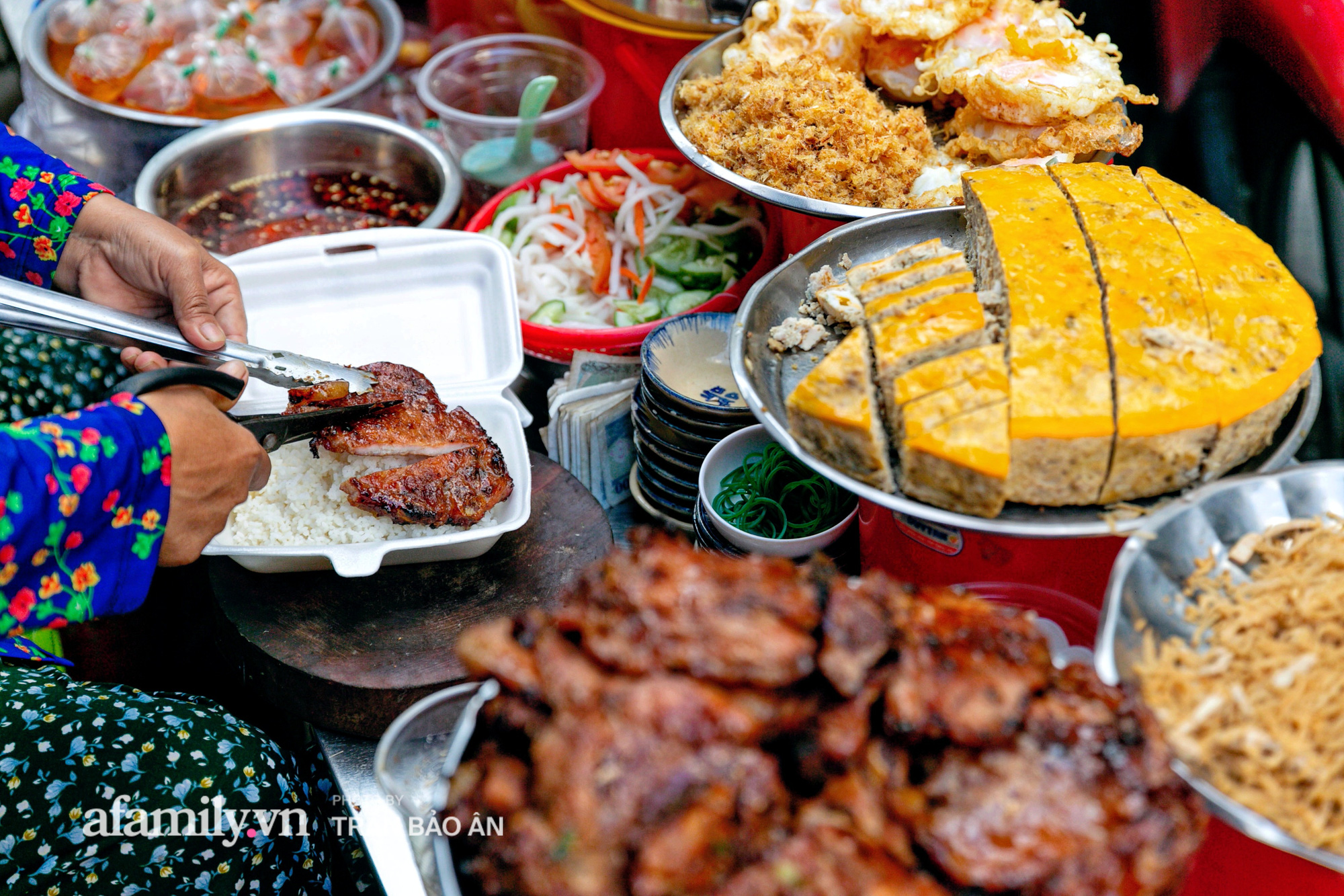 Hàng cơm tấm "kê xô" với mâm đồ ăn 6 món nhìn thôi đã thèm, đặc biệt chỉ kê duy nhất 1 chiếc bàn suốt 30 năm vậy mà trong 3 tiếng là hết sạch! - Ảnh 7.