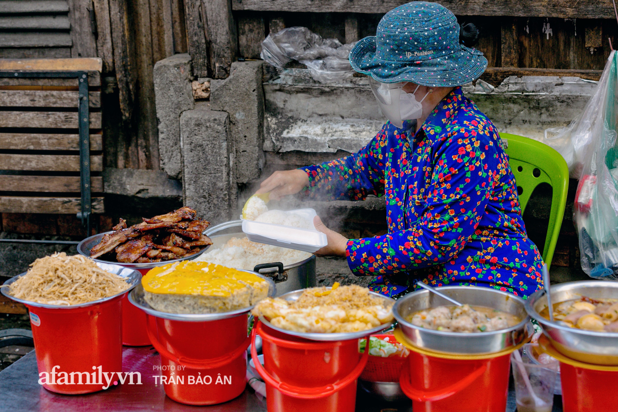 Hàng cơm tấm "kê xô" với mâm đồ ăn 6 món nhìn thôi đã thèm, đặc biệt chỉ kê duy nhất 1 chiếc bàn suốt 30 năm vậy mà trong 3 tiếng là hết sạch! - Ảnh 1.