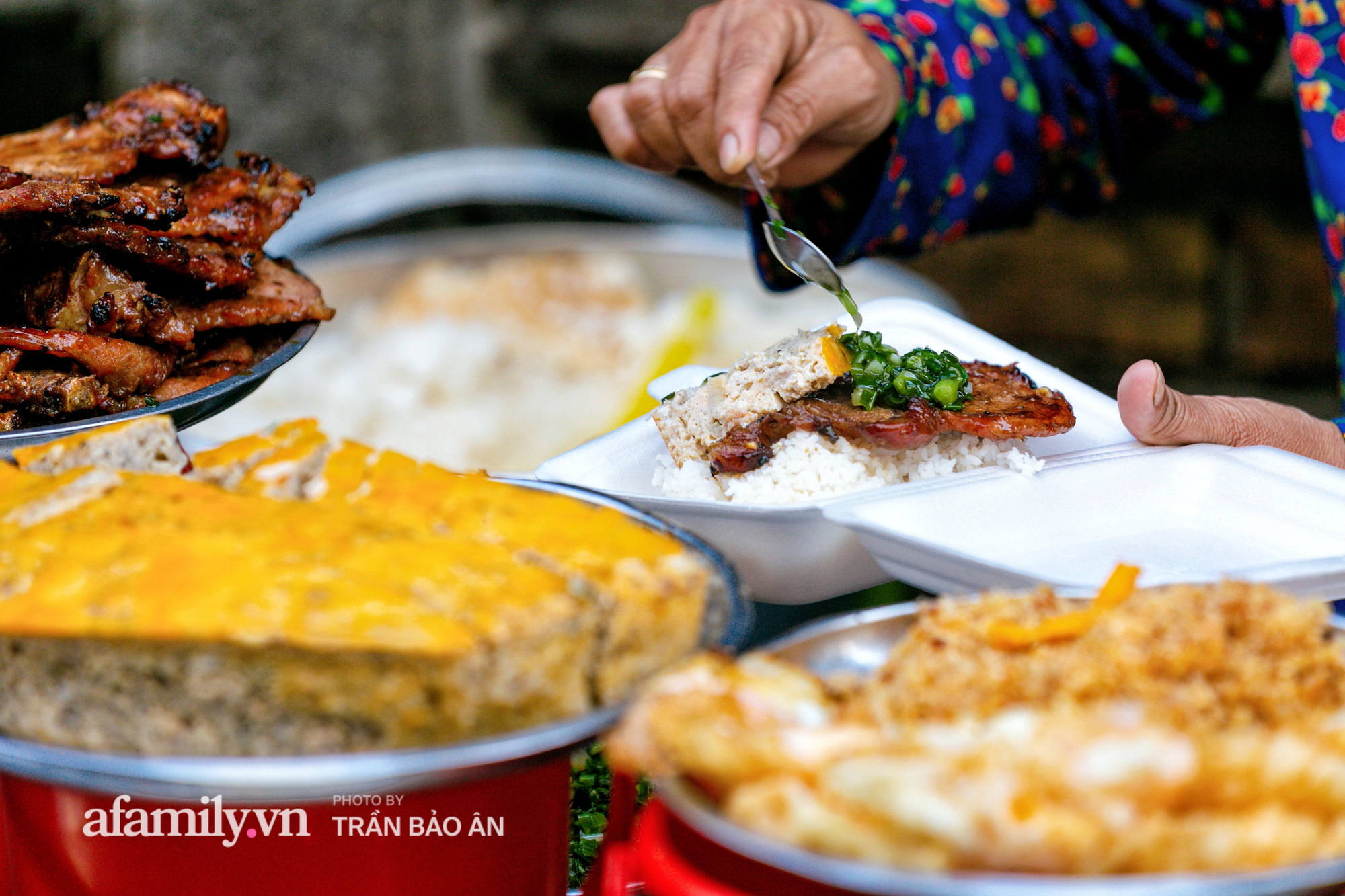 Hàng cơm tấm "kê xô" với mâm đồ ăn 6 món nhìn thôi đã thèm, đặc biệt chỉ kê duy nhất 1 chiếc bàn suốt 30 năm vậy mà trong 3 tiếng là hết sạch! - Ảnh 8.