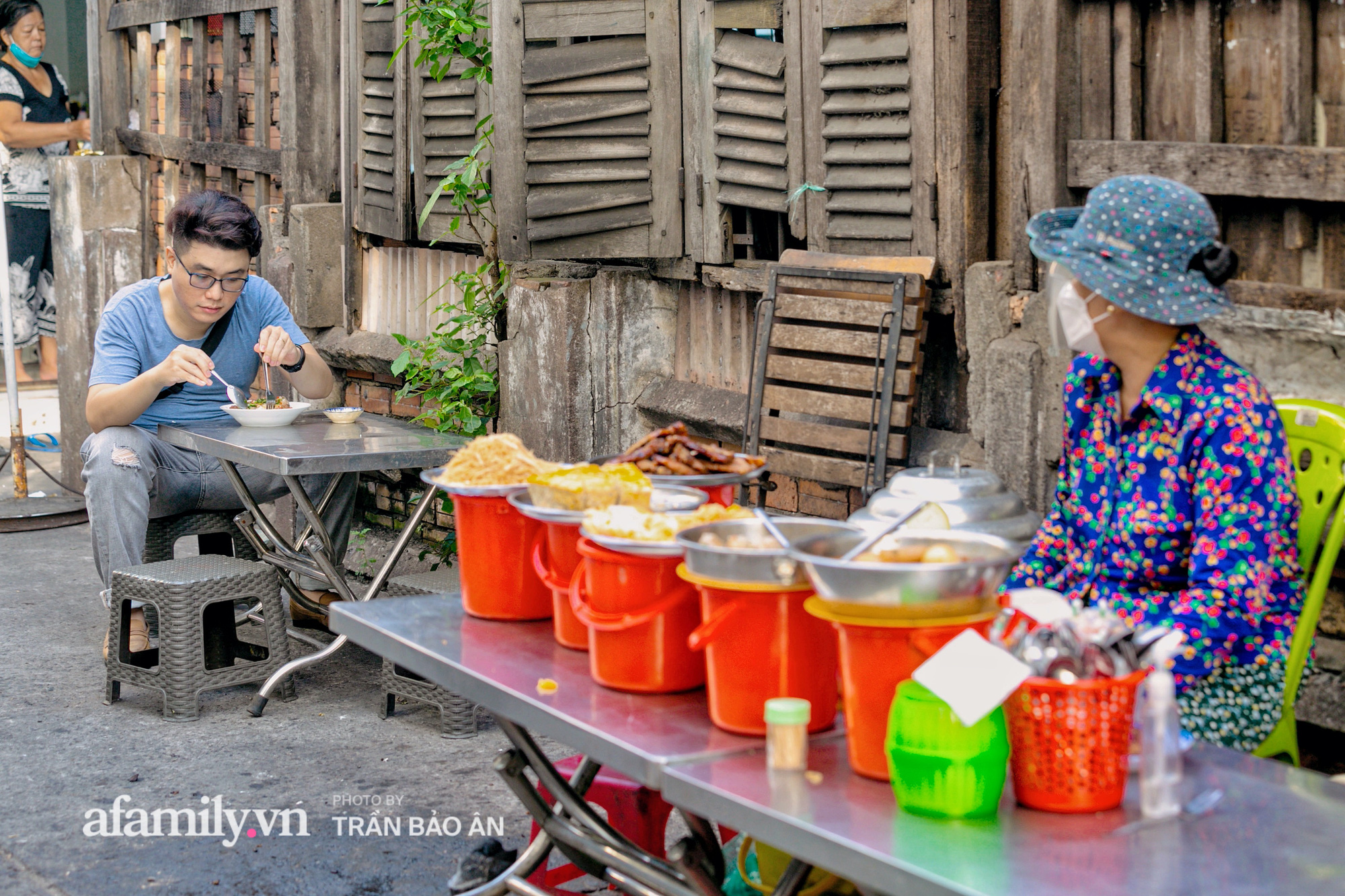 Hàng cơm tấm "kê xô" với mâm đồ ăn 6 món nhìn thôi đã thèm, đặc biệt chỉ kê duy nhất 1 chiếc bàn suốt 30 năm vậy mà trong 3 tiếng là hết sạch! - Ảnh 2.