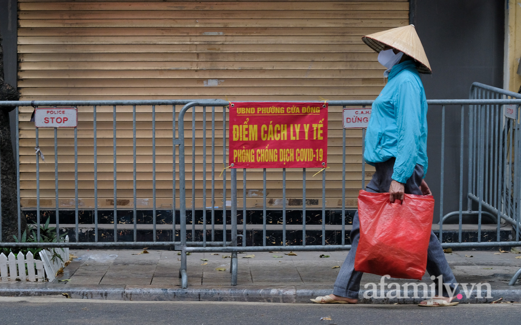 Hàng loạt quán ăn, cà phê ở phố cổ Hà Nội đang tạm phong tỏa vì liên quan các ca mắc COVID-19