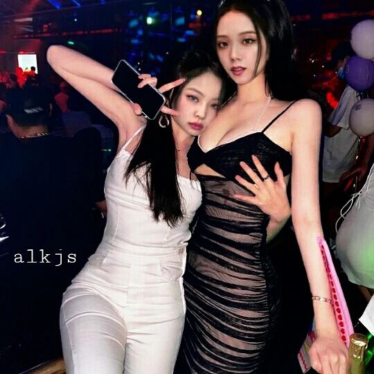 Jisoo style  Fan Jisoo “chơi dại”: Tự dìm hàng thần tượng khi so kè với “bản gốc” Dương Mịch - Ảnh 2.
