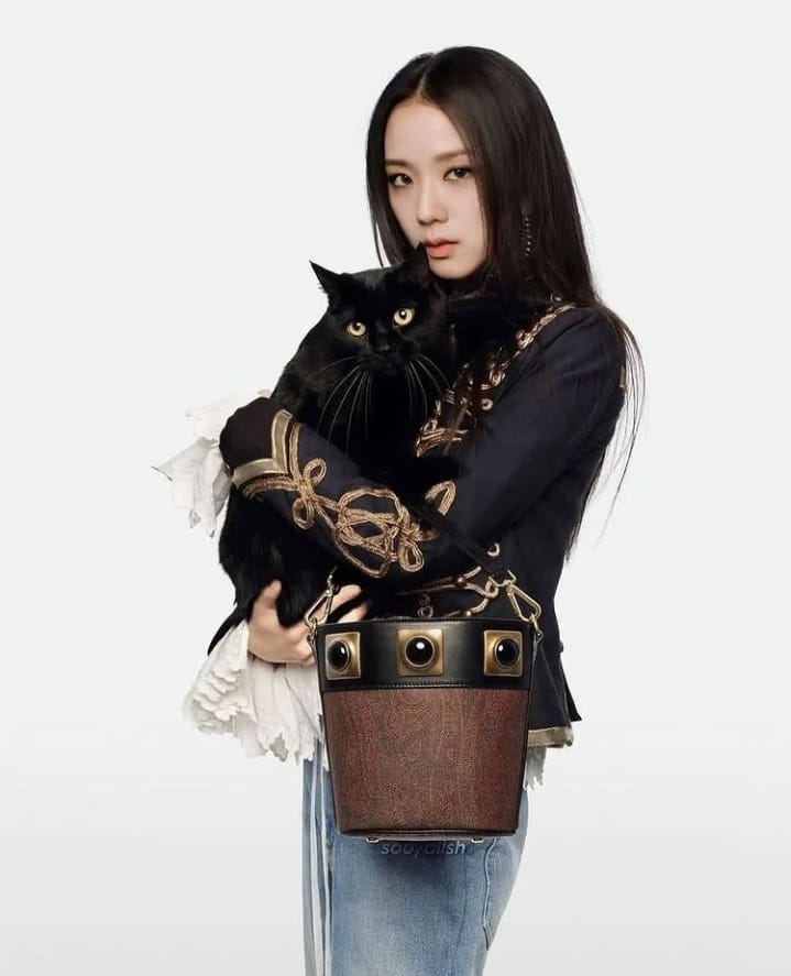 Jisoo style  Fan Jisoo “chơi dại”: Tự dìm hàng thần tượng khi so kè với “bản gốc” Dương Mịch - Ảnh 6.