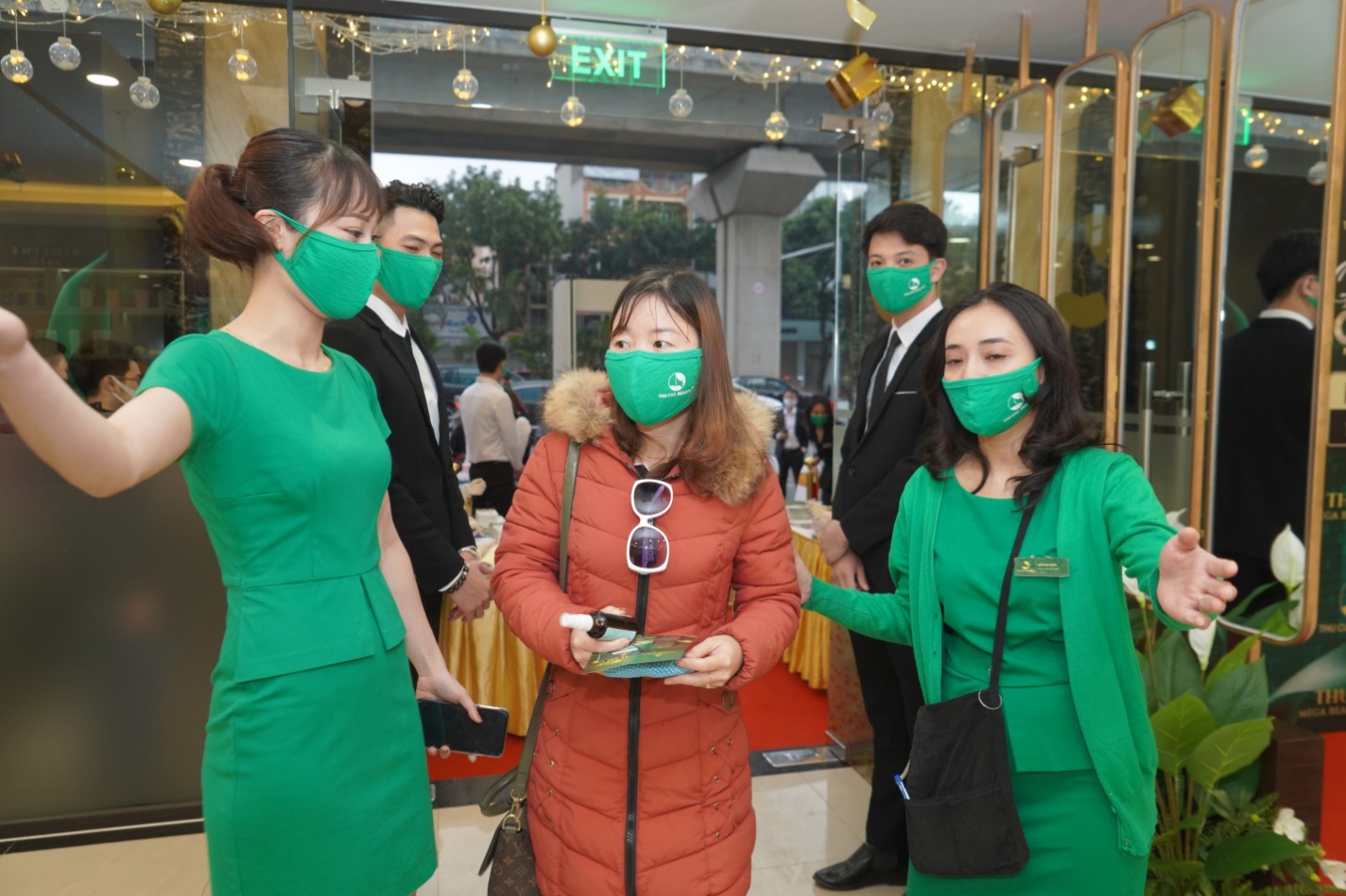 Mừng quốc tế phụ nữ, nhiều chị em được làm đẹp miễn phí 100% - Ảnh 1.