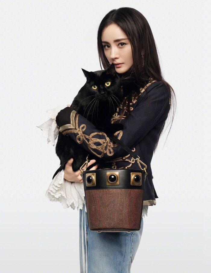 Jisoo style  Fan Jisoo “chơi dại”: Tự dìm hàng thần tượng khi so kè với “bản gốc” Dương Mịch - Ảnh 7.