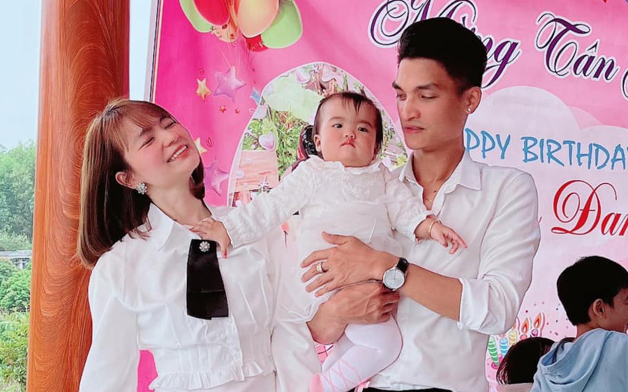 Con gái Mạc Văn Khoa bất ngờ "phát quạu" dù được bố mẹ tổ chức tiệc sinh nhật 1 tuổi sớm