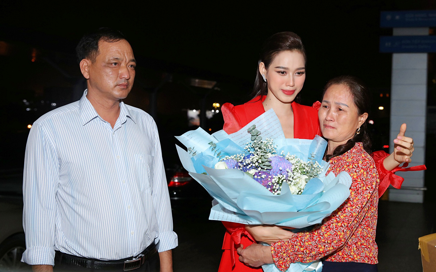 HOT: Hoa hậu Đỗ Thị Hà "sụt sùi" khi bố mẹ tiễn ra sân bay, mang 200kg hành lý chính thức tham dự Hoa hậu Thế giới 2021