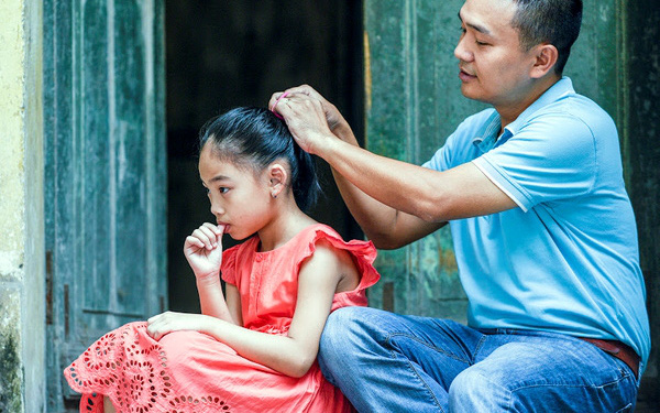 Làm cha mẹ là làm gì? Câu trả lời vỏn vẹn 6 TỪ nhưng đáng suy ngẫm của thầy giáo ở Sài Gòn 