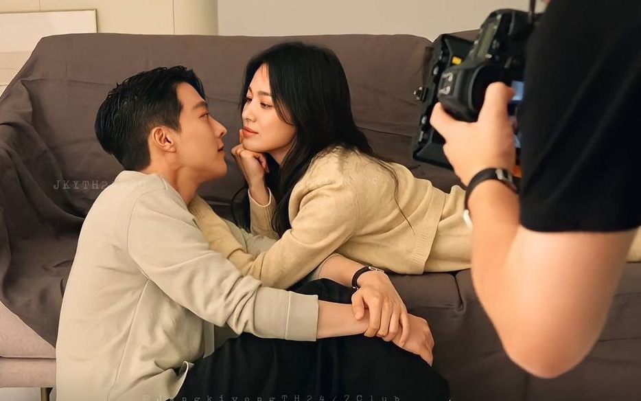 Chụp ảnh poster phim, Song Hye Kyo nhìn đắm đuối tình trẻ, chạm tay vào mũi Jang Ki Yong