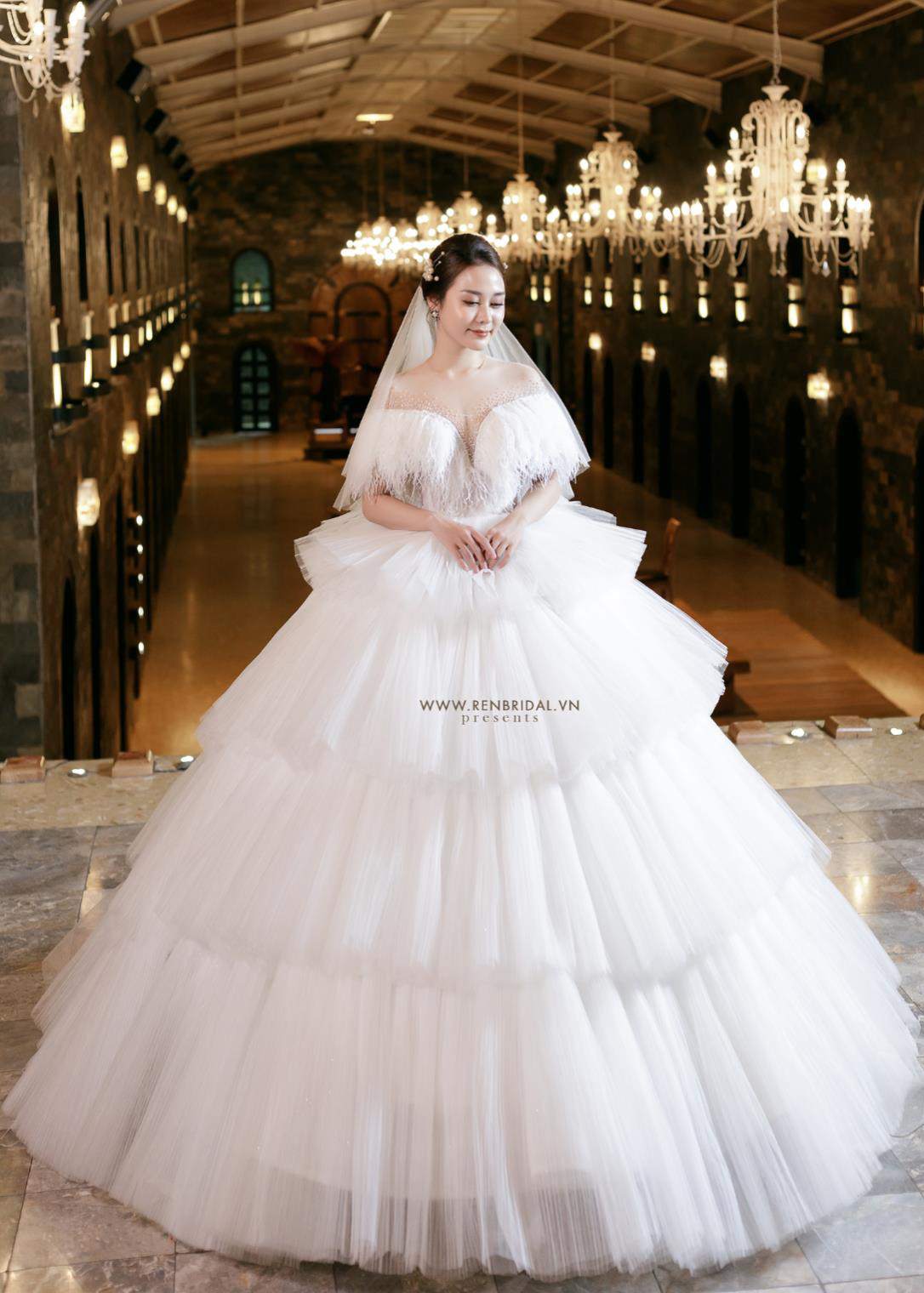 Phát mê những mẫu váy cưới công chúa từ thương hiệu Ren Bridal Studio - Ảnh 3.